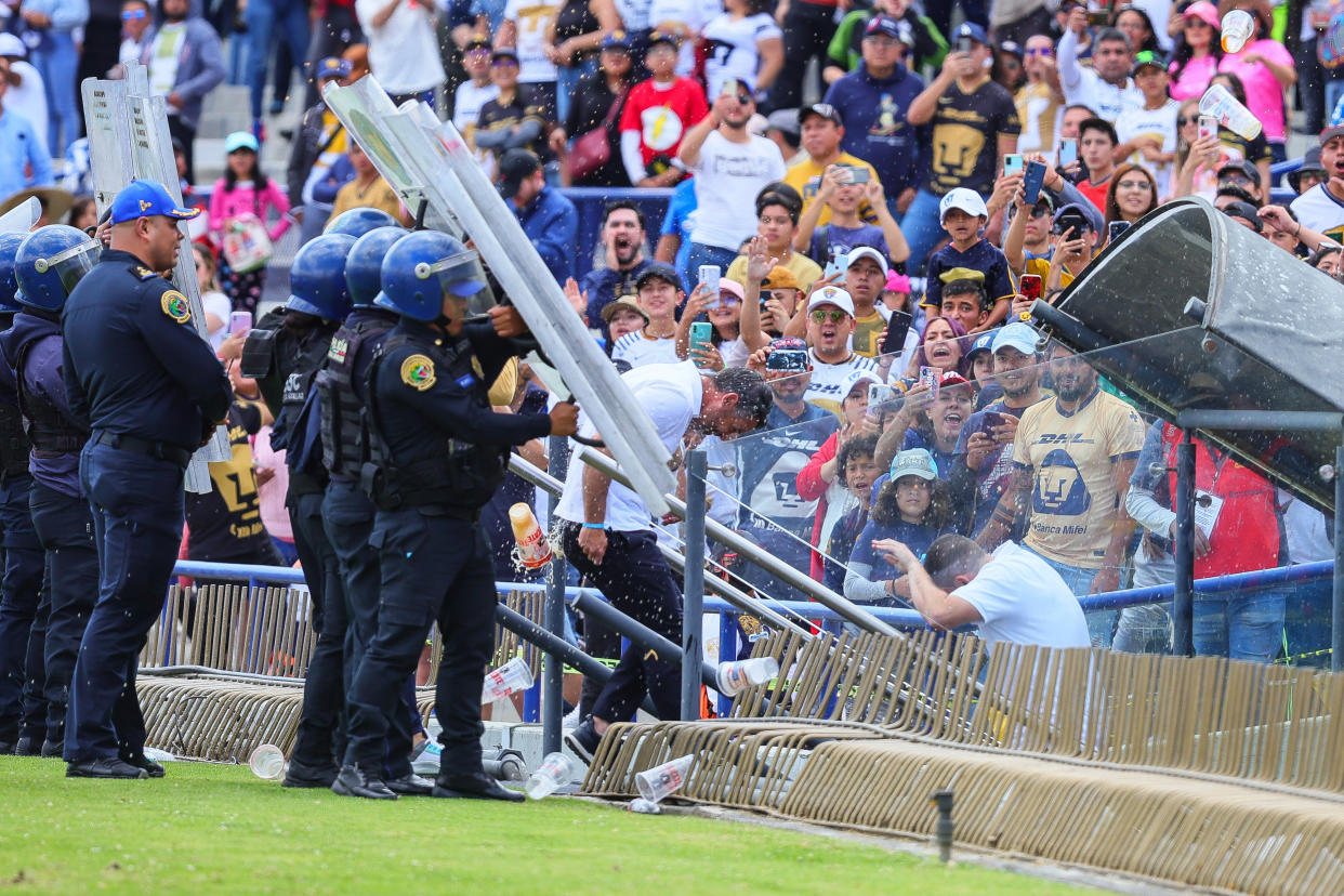 Los aficionados de Pumas despidieron de esta manera a Rafael Puente después de caer contra Pachuca (Foto de: Manuel Velasquez/Getty Images)