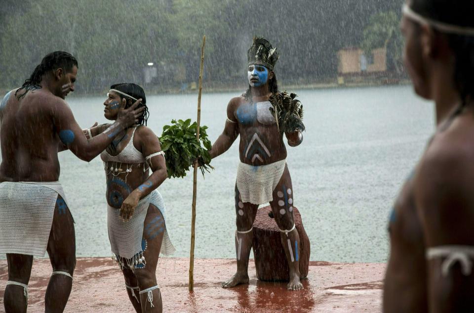 En esta foto del 11 de mayo de 2019, un grupo teatral se presenta en el río Canimar en la provincia de Matanzas, Cuba. (AP Foto / Ismael Francisco)