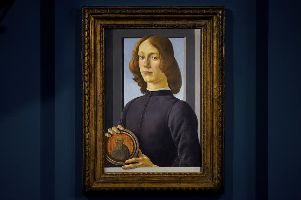 La pintura “Joven sosteniendo un medallón” de Sandro Botticelli es mostrada en Sotheby's en Nueva York, el 22 de enero de 2021. La pintura se subastó por 92,2 millones de dólares, un récord para el maestro renacentista. (Foto AP/Seth Wenig)