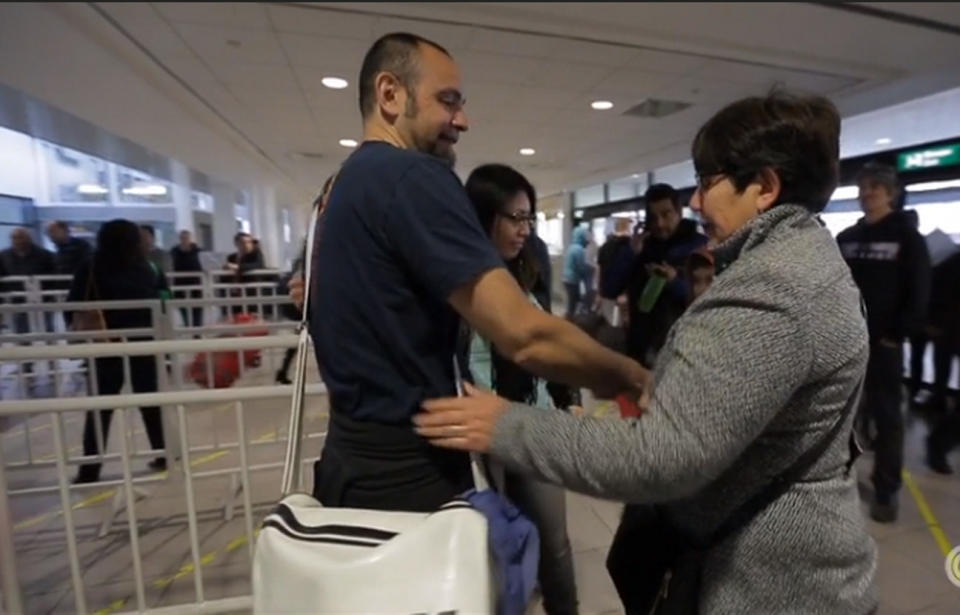 Travis Tolliver se reúne con su madre. Foto: captura de video de CNN.