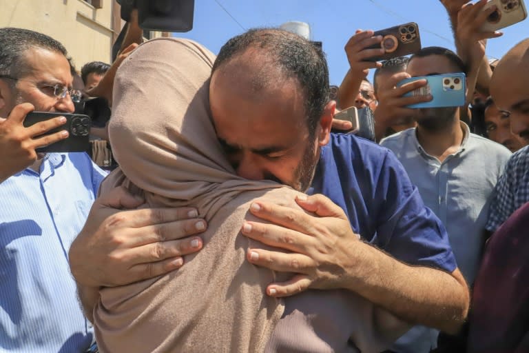 El director del hospital Al Shifa de Gaza, Mohamed Abu Salmiya, se abraza a una allegada, tras ser liberado, el 1 de julio de 2024 en Jan Yunis, en el sur de la Franja de Gaza (Bashar TALEB)