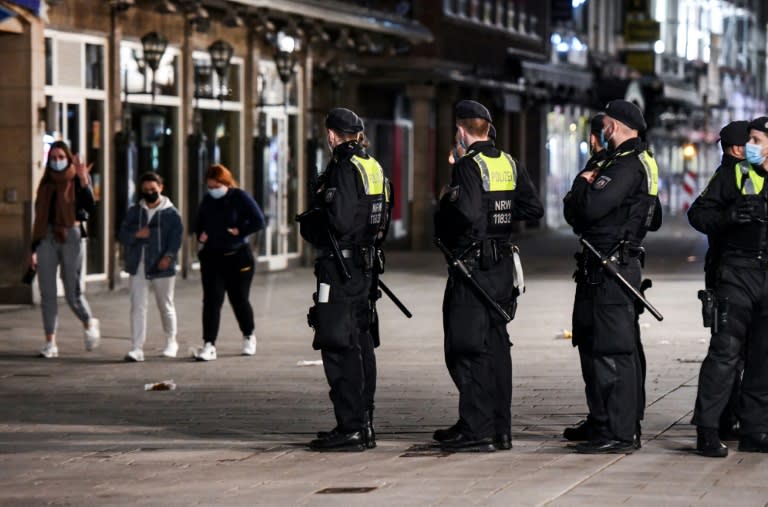 La policía patrulla una zona peatonal en Dusseldorf, en el oeste de Alemania, el 24 de abril de 2021 (Ina Fassbender)