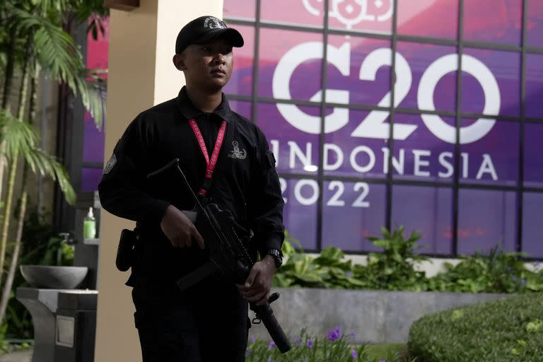 Un soldado indonesio camina frente a un letrero del G20 en uno de los inmuebles que se utilizarán para la cumbre del grupo, en Nusa Dua, Bali, Indonesia
