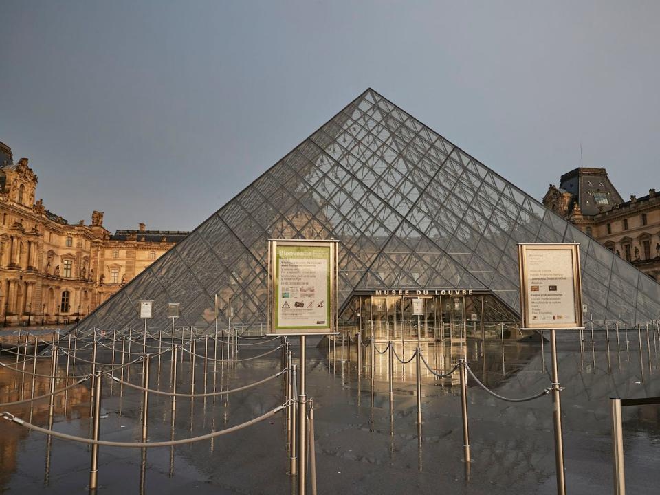 tourism coronavirus louvre paris france