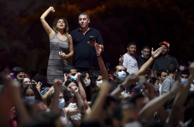 La gente celebra en la calle tras el anuncio del presidente en Túnez