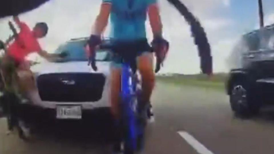 2名自行車騎士被後方加速的白色休旅車撞上後瞬間噴飛。（圖／翻攝自X@RedWave_Press）