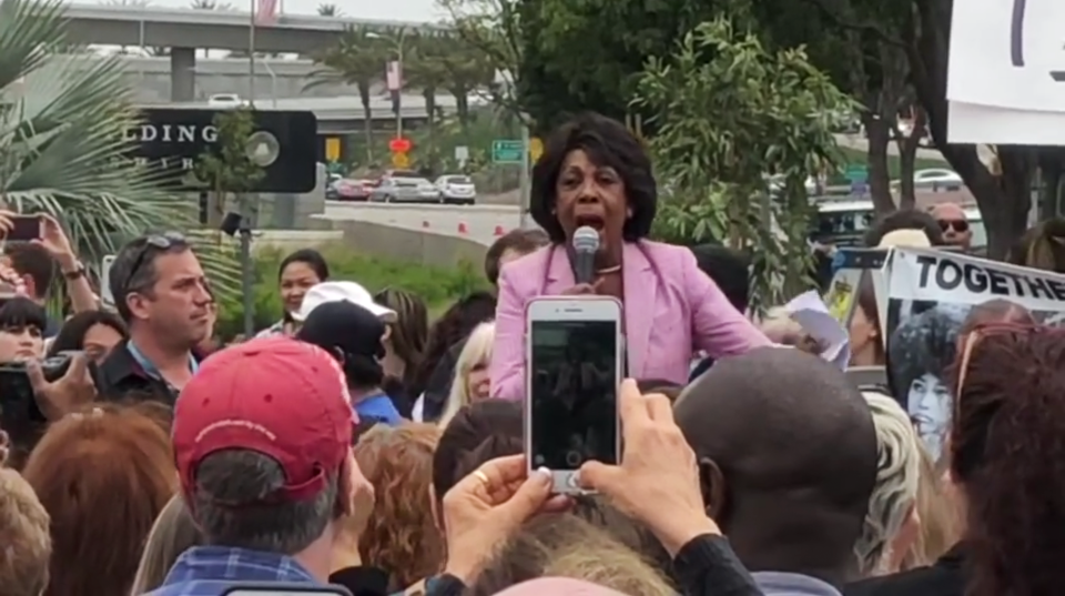 La congresista demócrata Maxine Waters habla durante un mitin en Los Ángeles. (YouTube/cavalierseul)