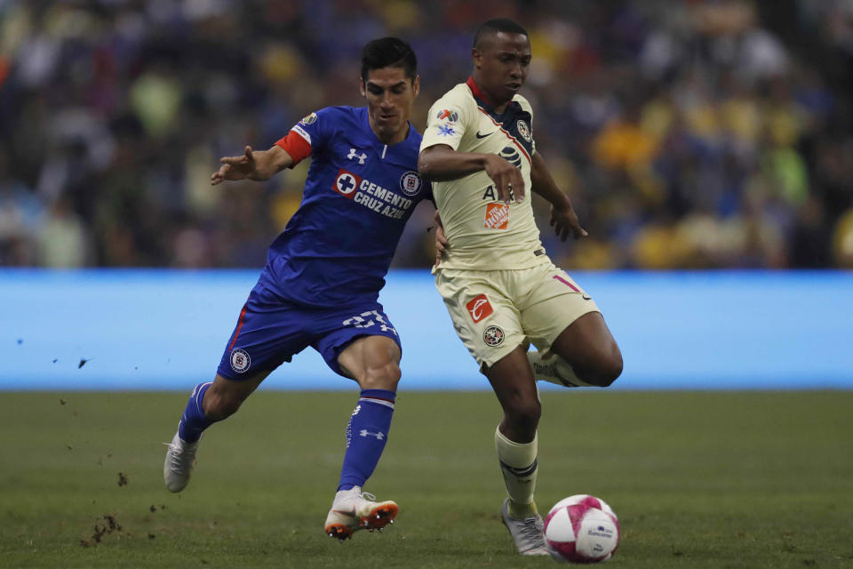 ARCHIVO - En esta foto de archivo del sábado 27 de octubre de 2018, José Madueña, de Cruz Azul, marca a Andrés Ibargüen, del América, en un encuentro de la Liga MX, en el Estadio Azteca (AP Foto/Eduardo Verdugo)