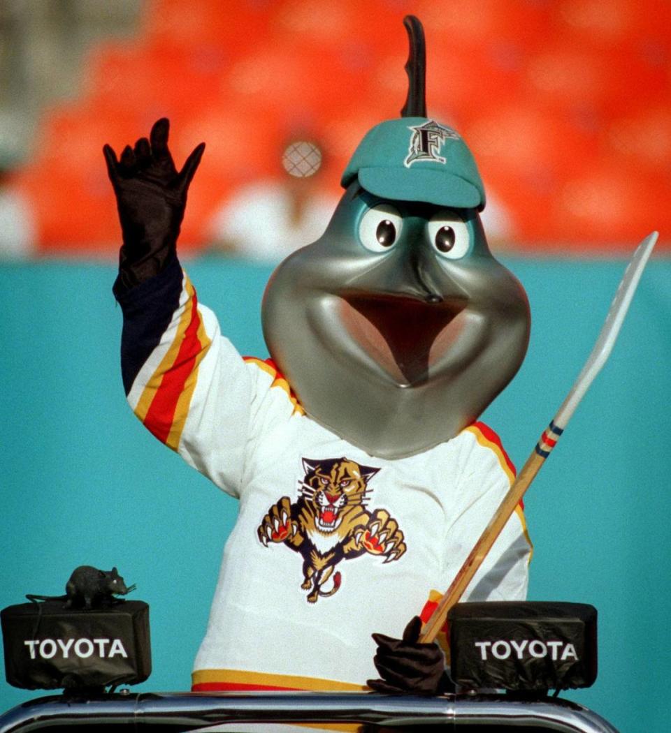 Billy the Marlin saluda a la multitud con una camiseta de hockey de los Florida Panthers antes del partido de los Florida Marlins contra los Chicago Cubs en el Joe Robbie Stadium, el 1º de junio de 1996. Los Panthers jugaban el séptimo partido de las Finales de la Conferencia Este en Pittsburgh la misma noche que el partido Marlins-Cubs en Miami. DAVID BERGMAN/Miami Herald file