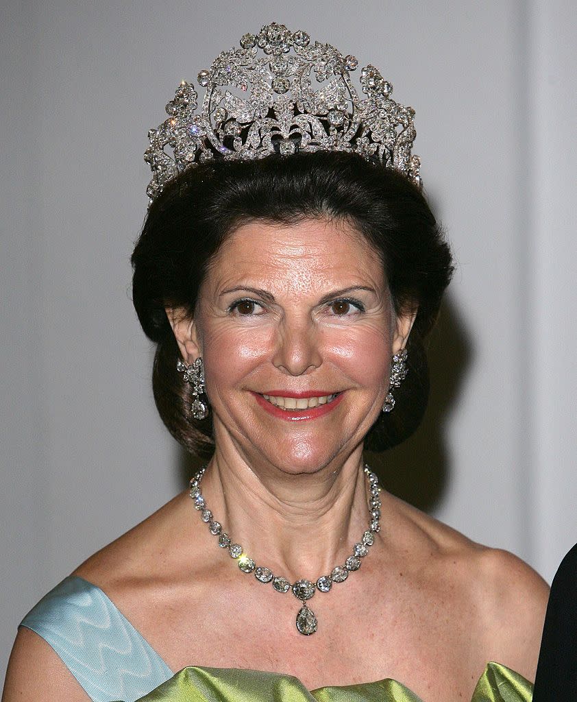 <p>Mit der sogenannten Braganca Tiara trägt Königin Silvia von Schweden ein legendäres Stück auf ihrem Kopf. Die Krone wurde über viele Generationen hinweg vererbt. (Foto: Getty) </p>