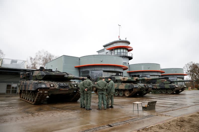 Polish army train soldiers on Leopard tanks