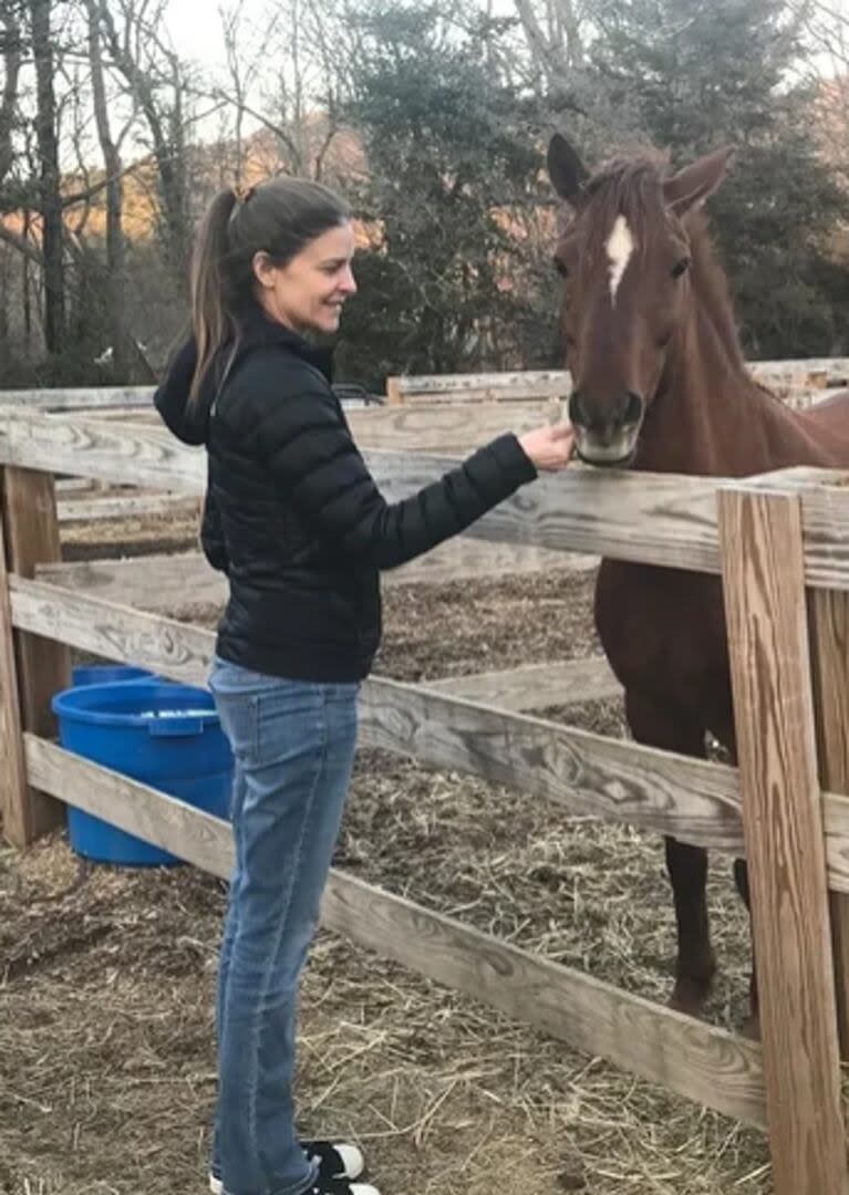 Michelle Troconis en una de las postales subidas en la página web creada por sus familiares para defender la inocencia de la venezolana: es especialista en terapias con caballos para rehabilitación de chicos con necesidades especiales