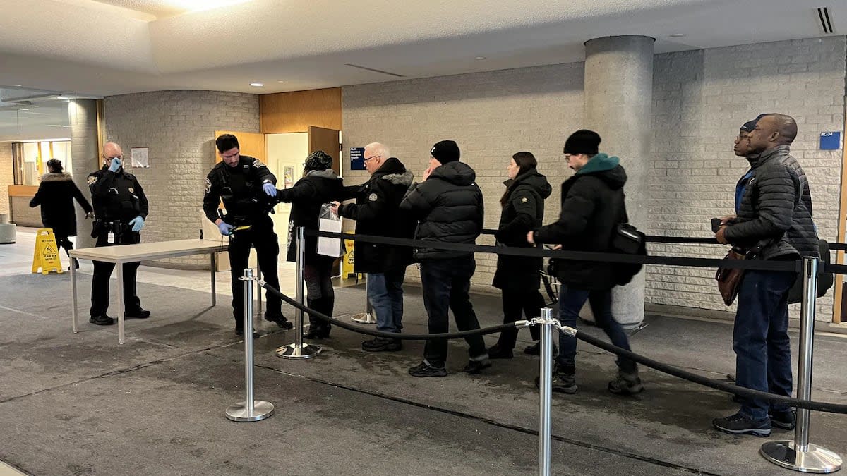 Officers are conducting mandatory searches at the Longueuil courthouse after new security measures came into effect.  (Valérie-Micaela Bain/Radio-Canada - image credit)