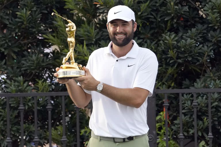 Scottie Scheffler celebra después de ganar el torneo The Players Championship, en Ponte Vedra Beach, Florida