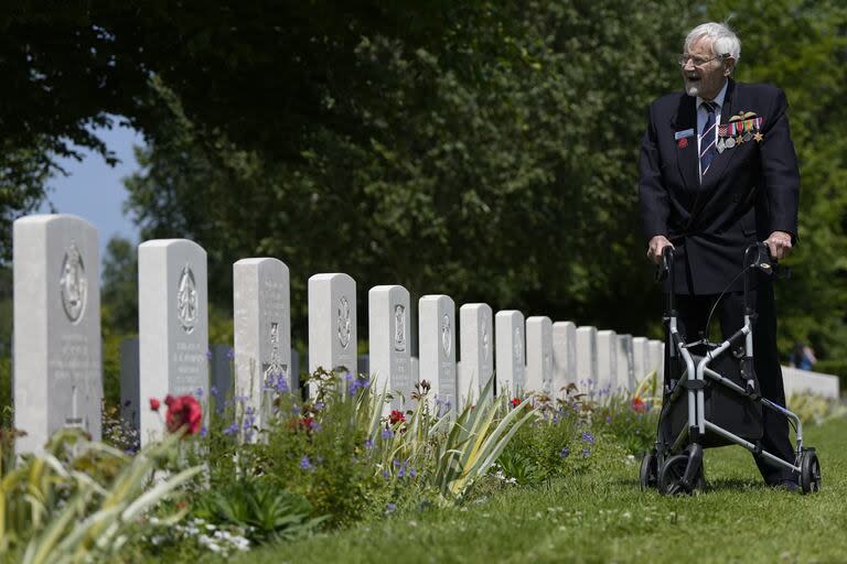 El veterano de Normandía Jack Hemmings visita el cementerio de Bayeux en el 80 aniversario del Día D en Bayeux, Francia, el miércoles 5 de junio de 2024
