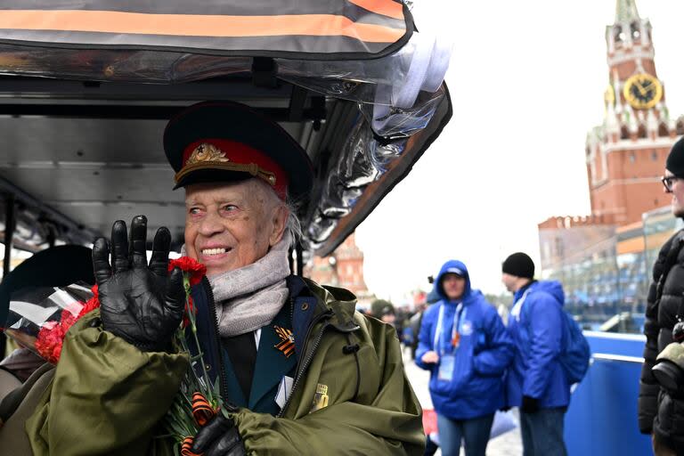 Un veterano abandona la Plaza Roja después del desfile militar del Día de la Victoria en el centro de Moscú