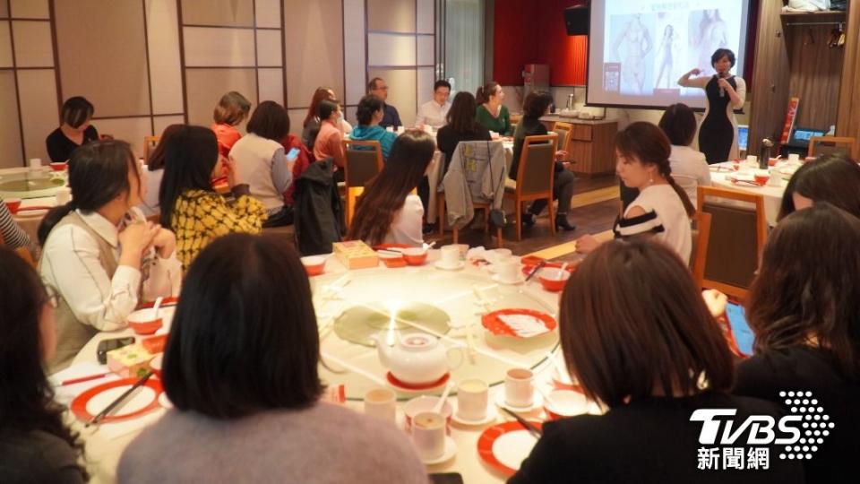 疫情過後，北京餐飲店家高朋滿座。圖為北京台資企業協會婦女會在鼎泰豐辦理座談和午宴。（圖/TVBS）
