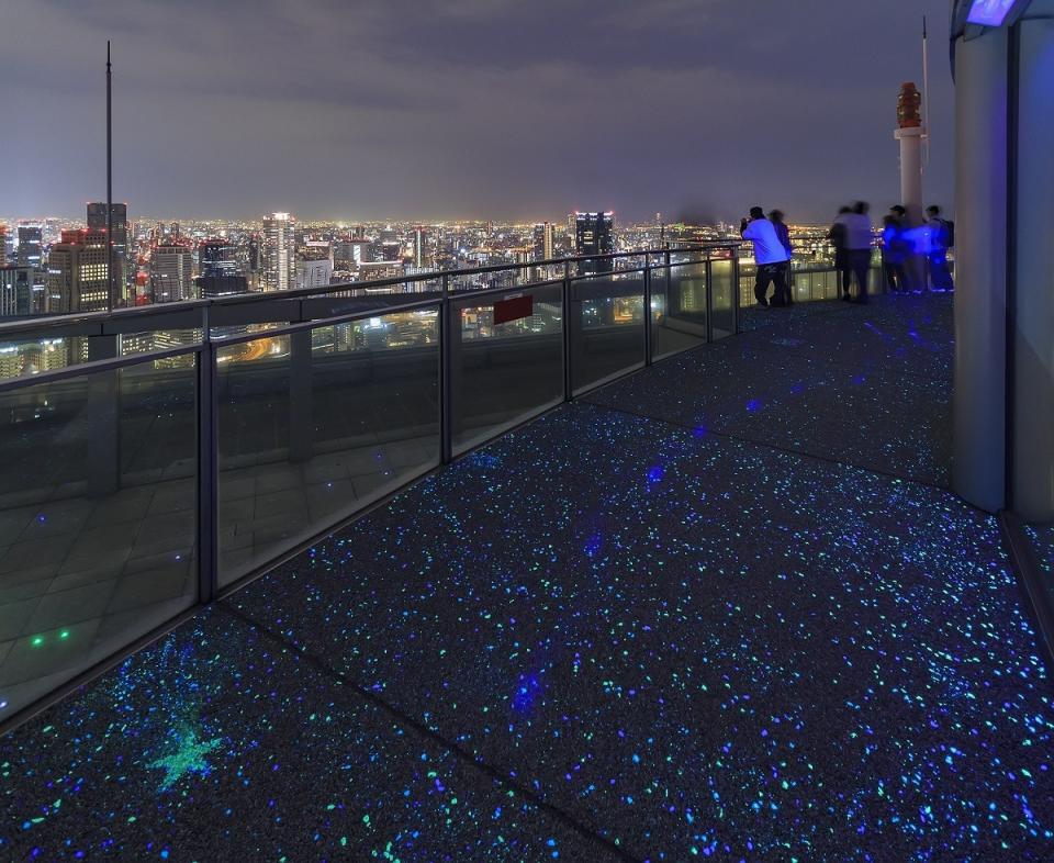 梅田藍天大廈的空中庭園展望台，2023年最新打造出「Lumi Sky Walk」銀河星空步道。「旅天下」提供