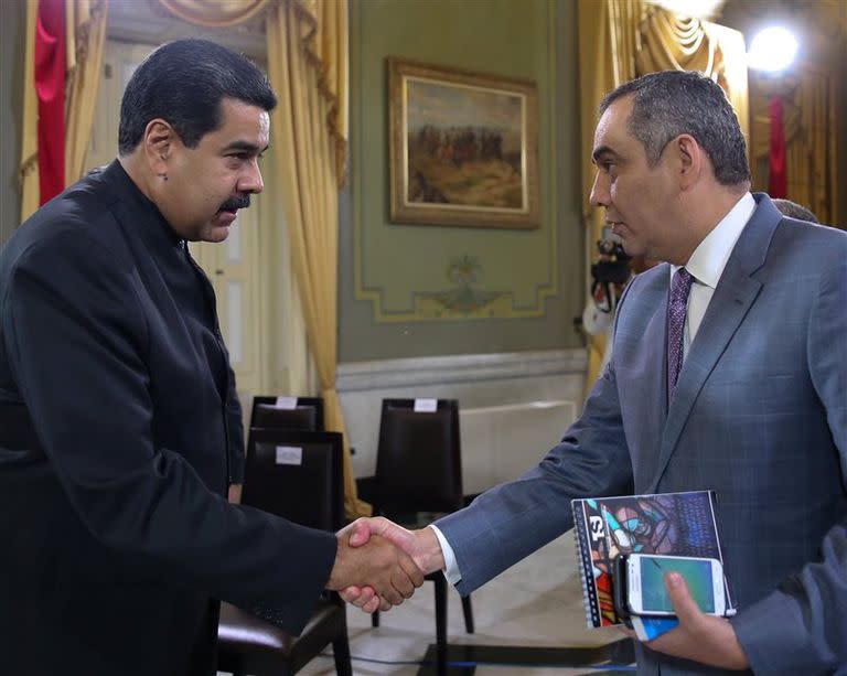 Maduro, ayer, en su encuentro con el presidente de la Corte, Maikel Moreno, en Caracas