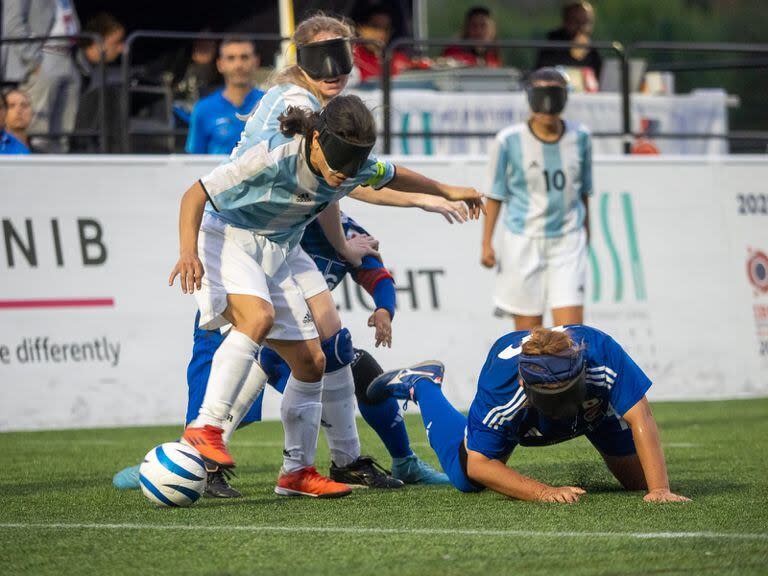 Gracia Sosa escapa con la pelota de la marca de las jugadoras japonesas en la final del Mundial de fútbol femenino de ciegas, jugado en Birmingham, Inglaterra.