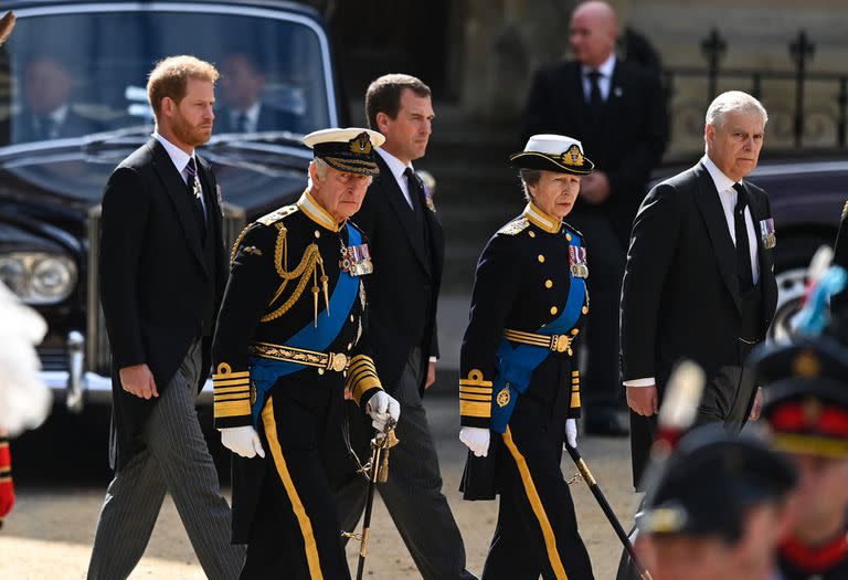 Harry, el rey Carlos III de Gran Bretaña, la princesa Ana y el príncipe Andrés siguen el ataúd de la reina Isabel II