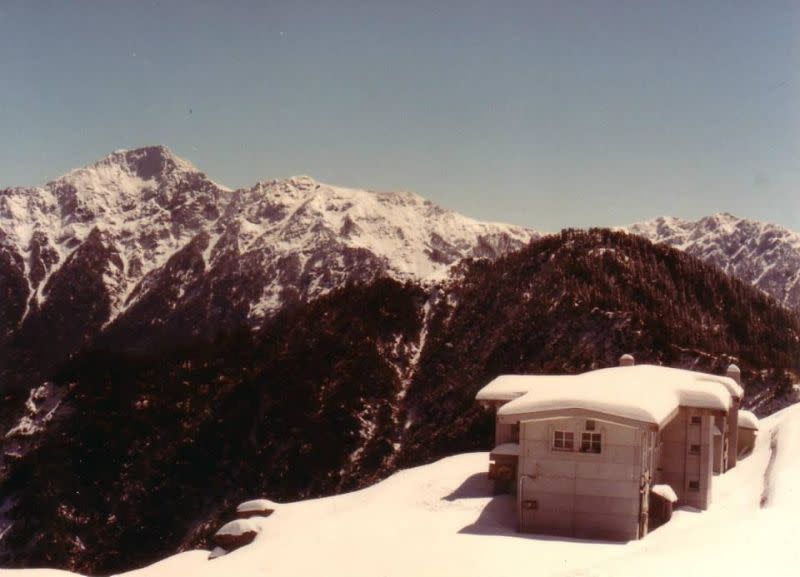 ▲1986年合歡山雪景，冰封滑雪山莊，像極了糖霜。滑雪協會吳永義提供