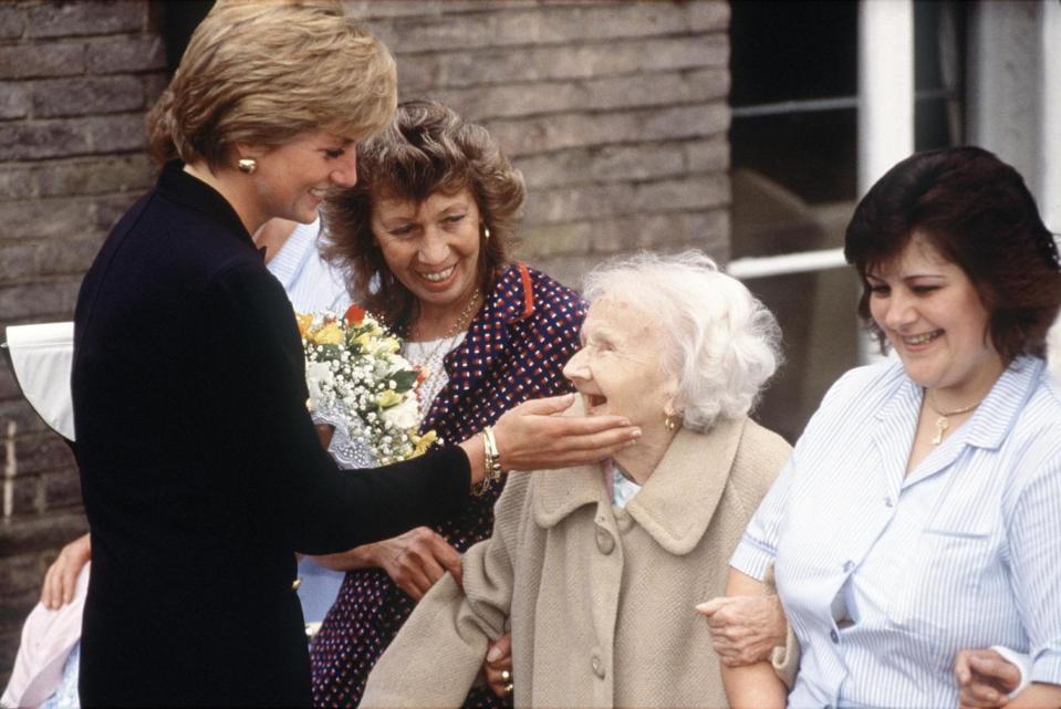 Princess Diana wearing the gold cuff in 1990 (Tim Graham/Getty Images)