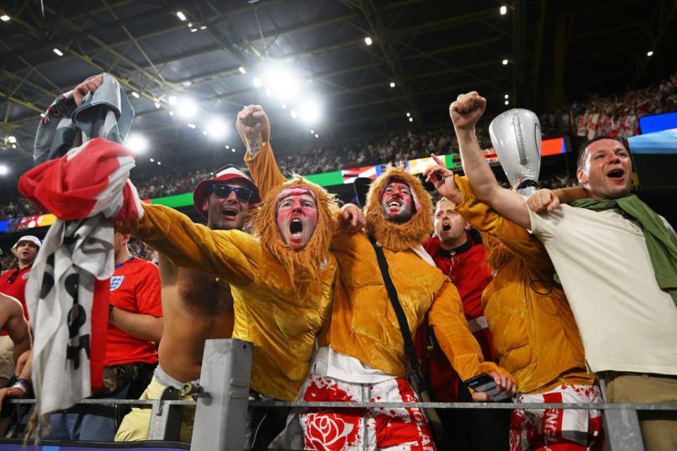 �� England players and fans go crazy after reaching EURO 2024 final ��