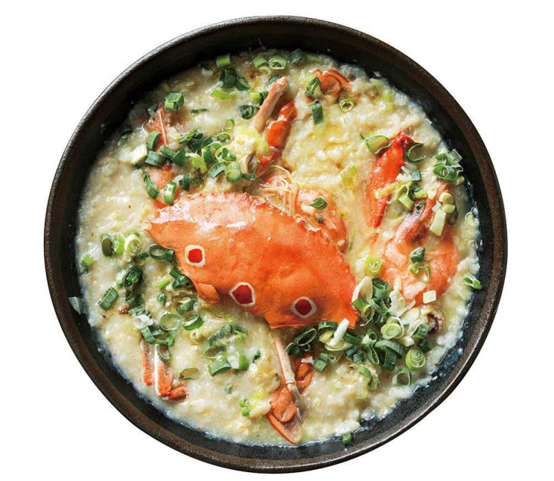 「水蟹粥」使用來自桃園竹圍漁港的三點蟹，與依季節不同的蛤蜊、小卷等海鮮料，鮮香又濃郁。（380元）（圖／林士傑攝）
