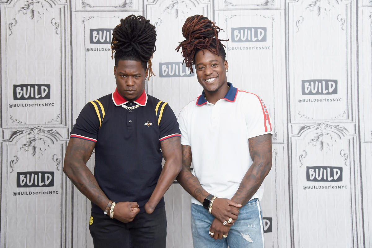 Los Angeles, CA, USA. 11th Nov, 2018. Seattle Seahawks outside linebacker Shaquem  Griffin (49) and Seattle Seahawks cornerback Shaquill Griffin (26) show off  their grills during the NFL Seattle Seahawks vs Los