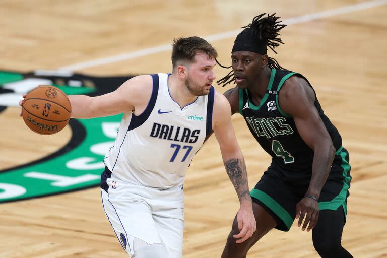 Luka Doncic, de Dallas Mavericks, ante la marca de Jrue Holiday, uno de los duelos más calientes de la final de la NBA (Photo by Adam Glanzman / GETTY IMAGES NORTH AMERICA / Getty Images via AFP)