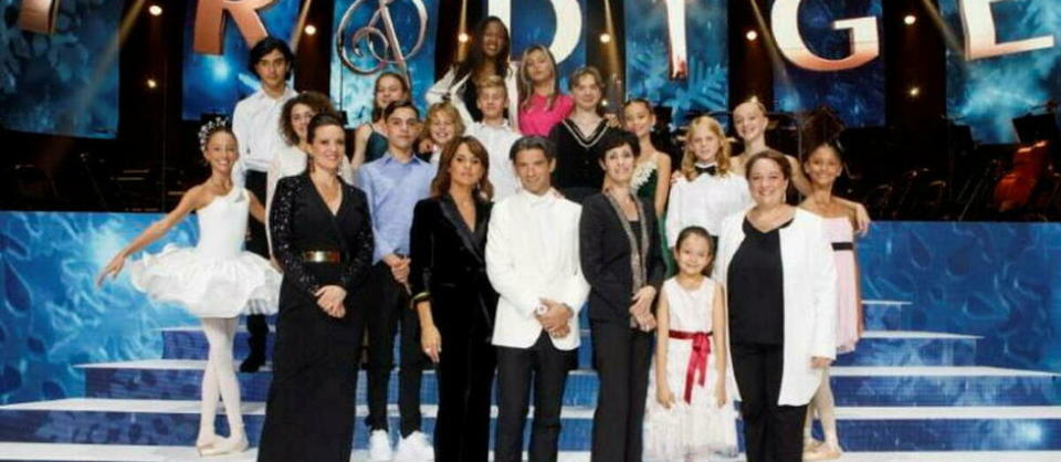 Le jury composé de Marie-Claude Pietragalla, Julie Fuchs et Gautier Capuçon, avec l'animatrice Faustien Bollaert.  - Credit:France 2