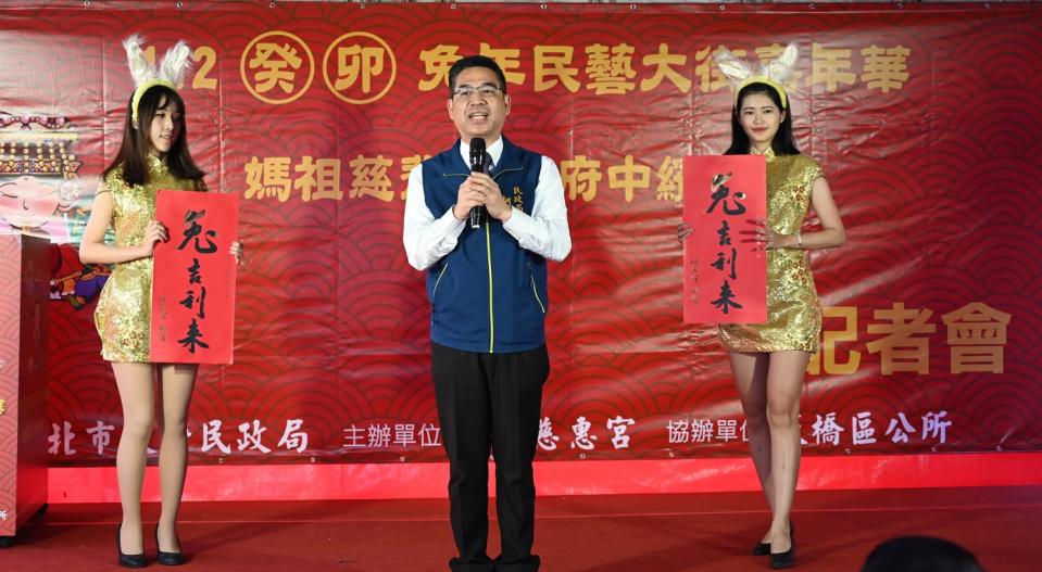 民政局長柯慶忠致詞時表示，歡迎大家年節期間來參加活動抽大獎。   圖：新北市民政局提供