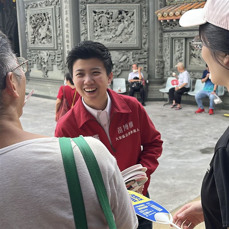 苗博雅與選民互動。(圖/翻攝自苗博雅臉書)