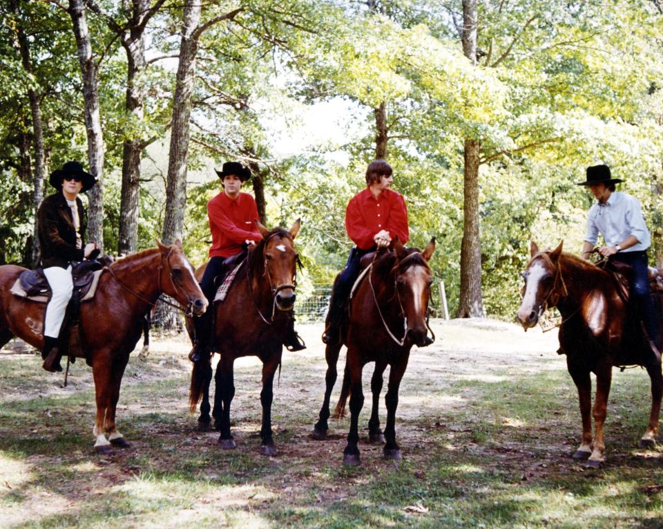 En esta foto realizada el 25 de agosto de 1965, John Lennon, Paul McCartney, Ringo Starr y George Harrison posaban subidos a caballo para promocionar su película ‘Help!’, que se había estrenado unos días antes. (Foto: Michael Ochs Archives / Getty Images).