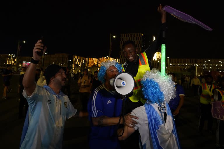 Los hinchas argentinos cantan a favor del plantel de Scaloni 