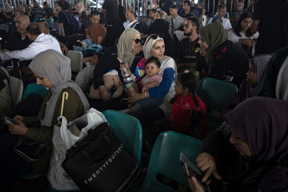 Palestinian people waiting to enter Egypt.