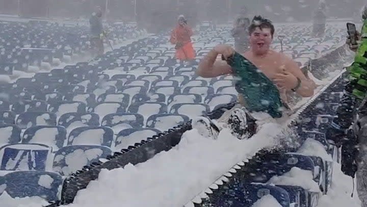 Buffalo Bills fans help shovel snow out of stadium (Accu-weather)