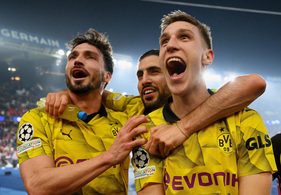 Mats Hummels, Emre Can and Nico Schlotterbeck celebrate Borussia Dortmund's victory against Paris Saint-Germain at Parc des Princes.