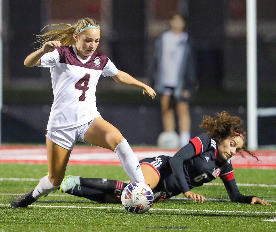 Stow's Kenzie Gash dribbles past Kent's Lea Parham on Monday, Sept. 19, 2022 in Kent.