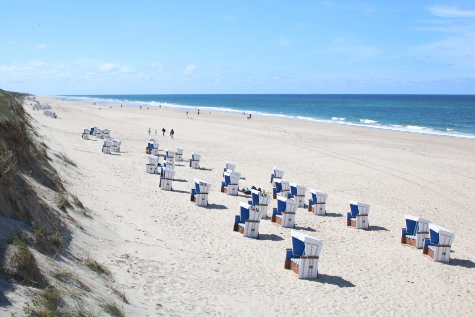 Der RE6 bringt Urlauber direkt von Hamburg auf die Insel Sylt, hier der Strand in Rantum südlich von Westerland.