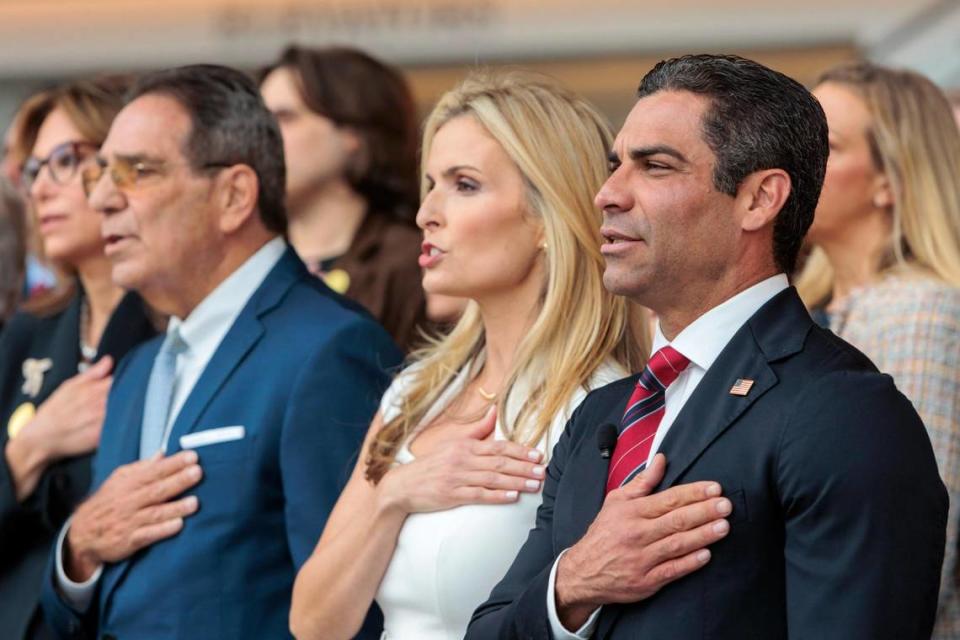 El alcalde de Miami, Francis Suárez, a la derecha; su esposa, Gloria, y su padre, el ex alcalde de Miami Xavier Suárez, pronuncian el Juramento a la Bandera antes del primer discurso de Francis Suárez como candidato a la nominación presidencial republicana de 2024 en la Biblioteca Presidencial Ronald Reagan, en Simi Valley, California, el jueves 15 de junio de 2023.