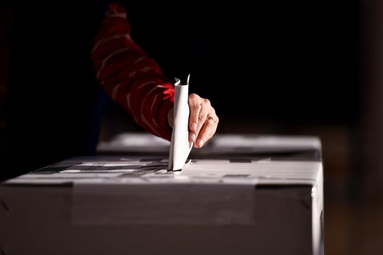 <a href="https://www.shutterstock.com/es/image-photo/hand-person-casting-vote-into-ballot-533906236" rel="nofollow noopener" target="_blank" data-ylk="slk:Shutterstock / roibu;elm:context_link;itc:0;sec:content-canvas" class="link ">Shutterstock / roibu</a>