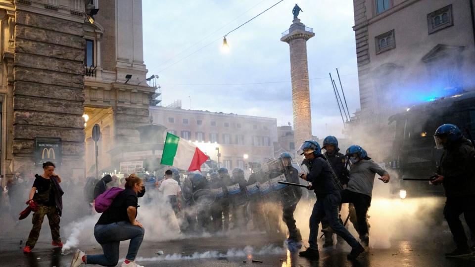 Bei Zusammenstößen mit der Polizei kam es am Samstag zu Angriffen und Handgemengen, die Ordnungskräfte setzten Tränengas, Schlagstöcke und Wasserwerfer ein. (Bild: dpa)