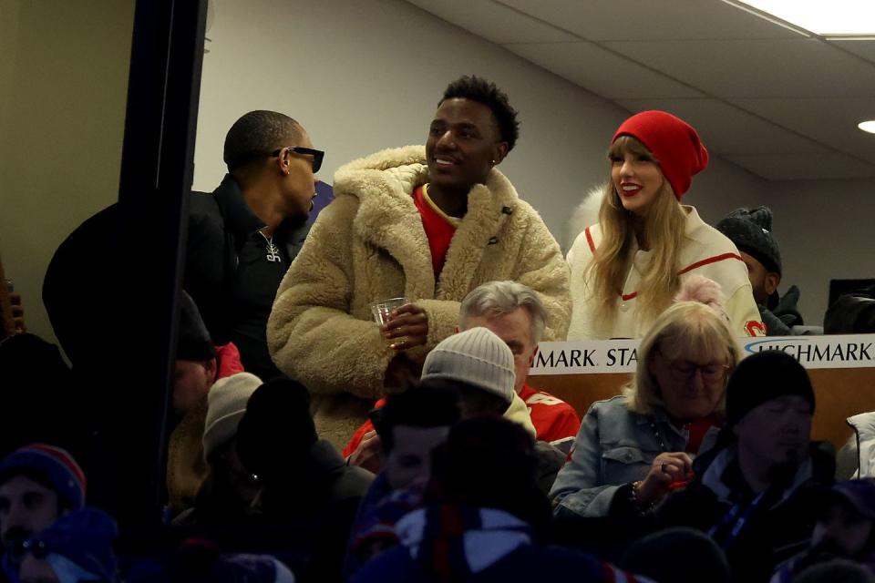 Taylor Swift Cheers on Travis Kelce’s Touchdowns at the Kansas City