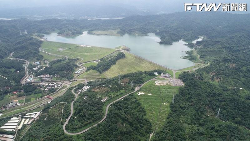 根據經濟部水利署最新資料顯示，近3天的降雨總計台灣水庫進帳高達1億2146萬噸水量，其中以北部石門水庫進帳4,820萬噸最多。寶山第二水庫、鯉魚潭水庫和湖山水庫等3水庫的蓄水率，更是達到100%。（圖／翻攝自湖山水庫主題網）