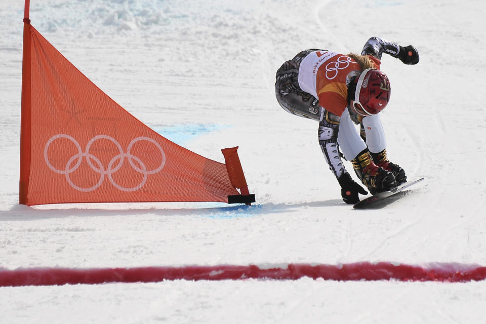 <p>À 22 ans, la Tchèque Ester Ledecka a gagné l’épreuve de slalom géant parallèle en snowboard, après avoir remporté l’or en ski alpin en Super G. Du jamais vu. (Crédit : AFP) </p>