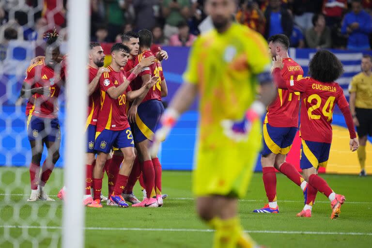 Celebra España, enorme en el clásico