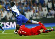 Bayern Munich's goalkeeper Manuel Neuer commits penalty over Porto's Jackson Mart?nez (L) during their Champions League quarterfinal first leg soccer match at Dragao stadium in Porto April 15, 2015. REUTERS/Miguel Vidal