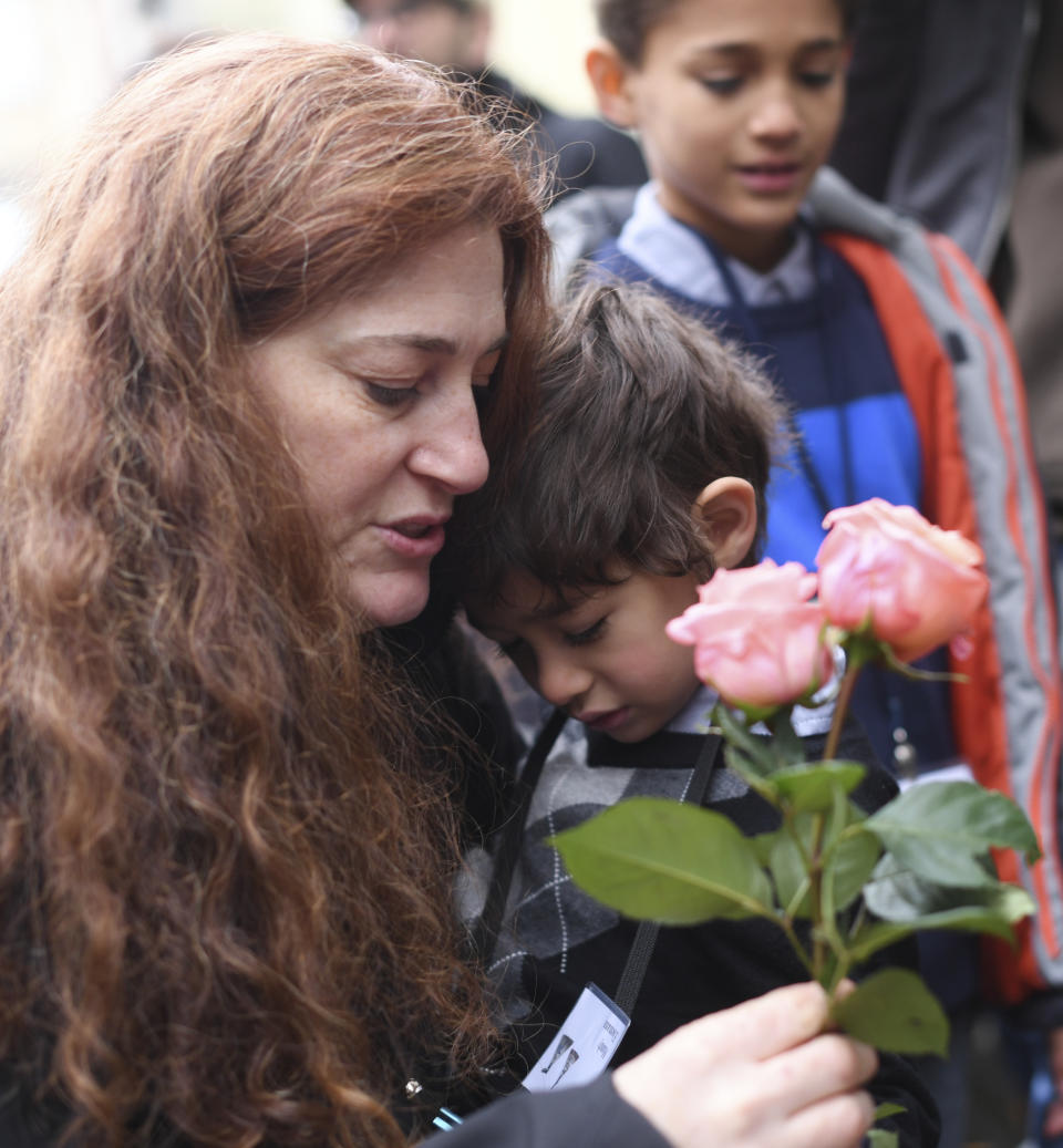 <p>Mandy Eisemann de Dickerson, Maryland con su hijo Levi (4 años), en la ceremonia de homenaje. (Arne Dedert/dpa via AP) </p>